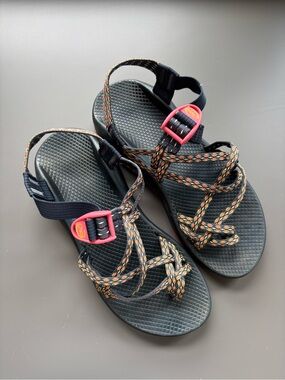 Women’s Chaco Strappy Sandals- 9